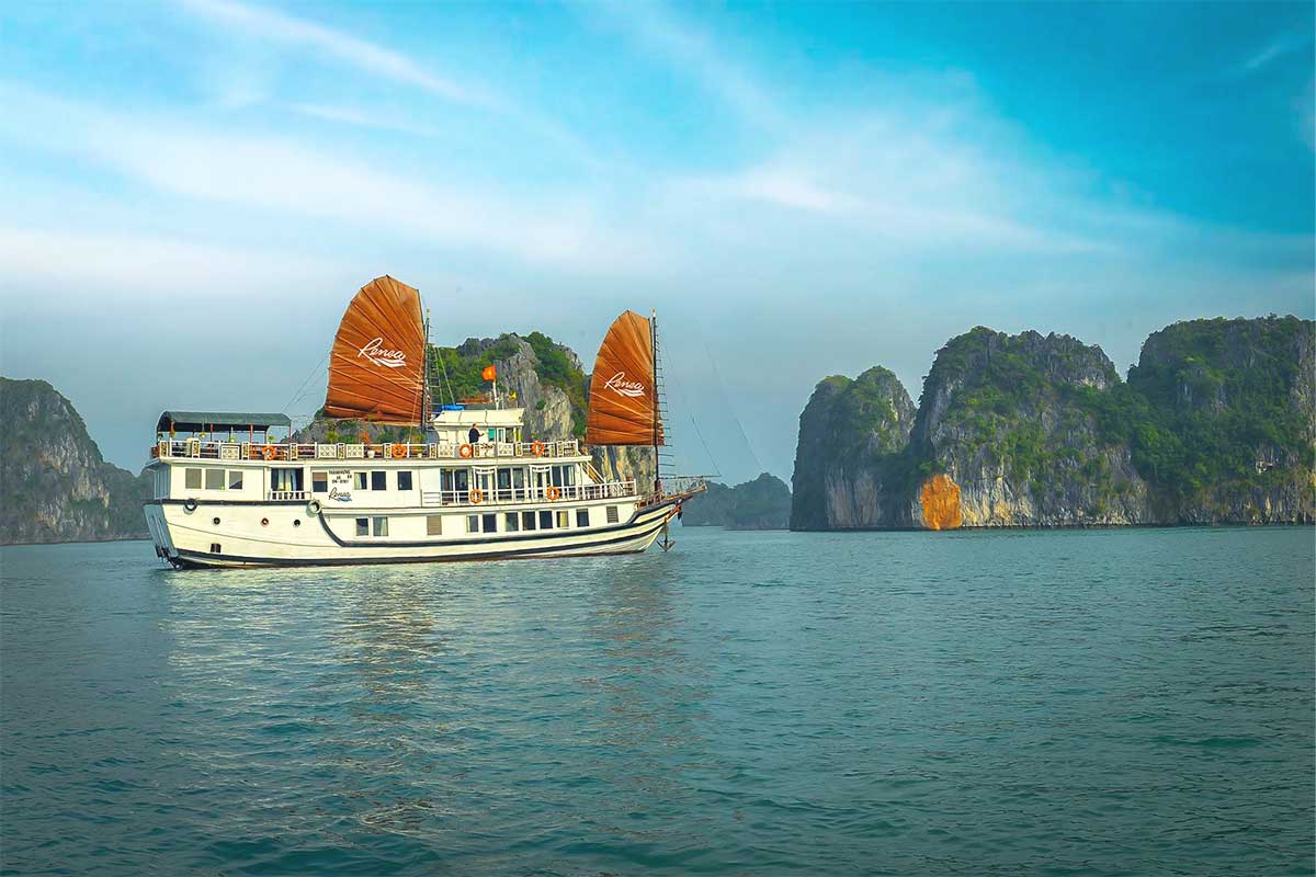 Renea Cruise in Bai Tu Long Bay