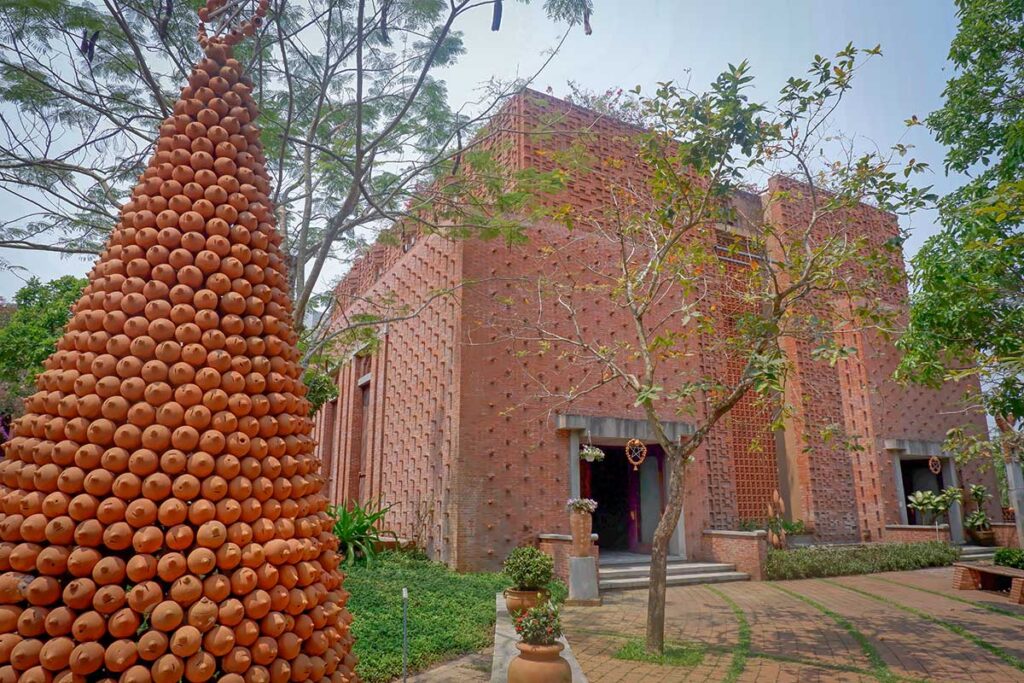 Thanh Ha Terracotta Park entrance Hoi An – Unique red-brick architecture surrounded by terracotta displays and clay sculptures.