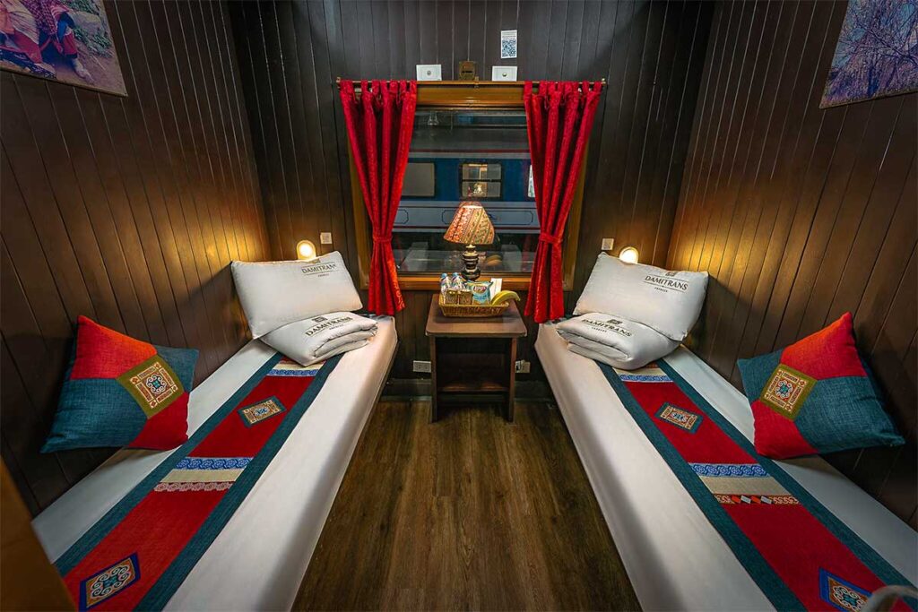 2 bed cabin of Damitrans Express train to Sapa