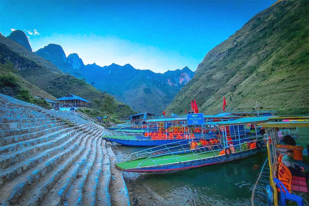 The boat stations for Nho Que River boat trips through Tu San Canyon