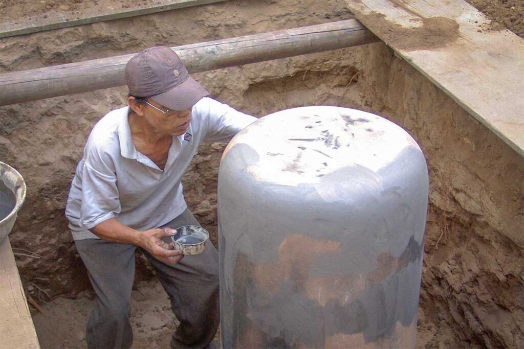 Artisans sculpting clay molds for bronze casting in Phuoc Kieu Village – one of the most fascinating Hoi An craft villages for cultural travelers.