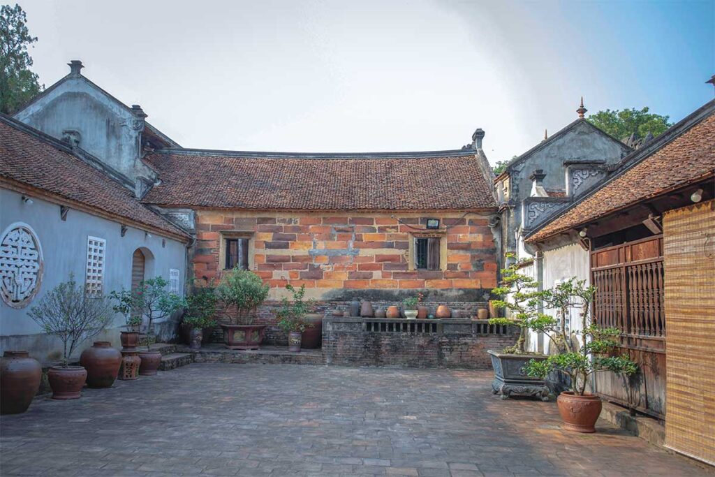 Small courtyard with traditional buildings inside Bo Da Pagoda