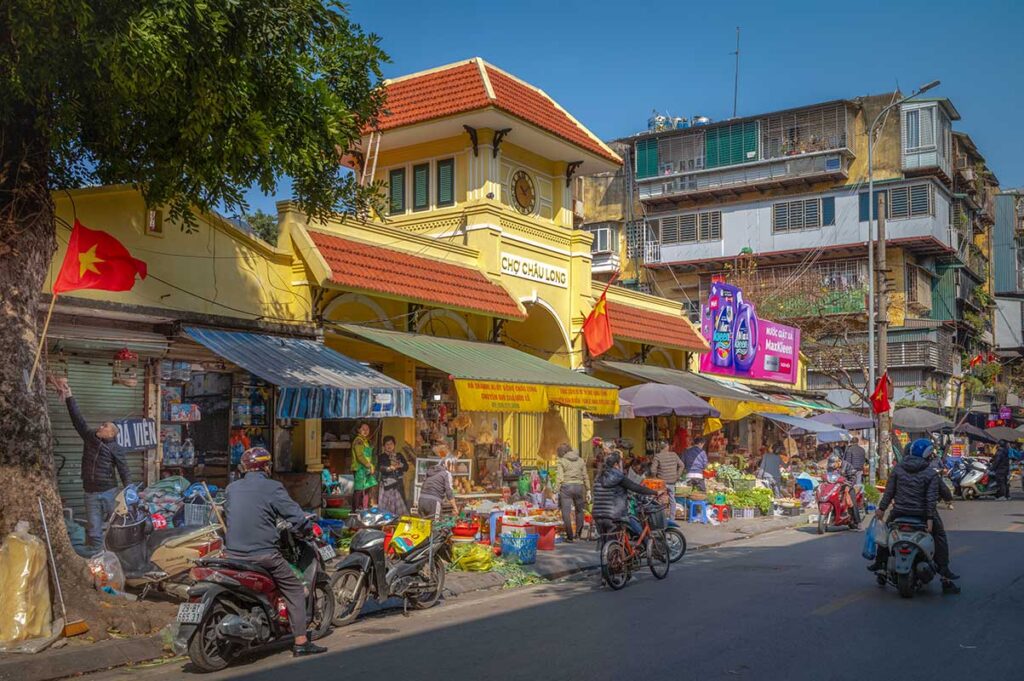 The outside of Chau Long Market with stalls around the market area outside