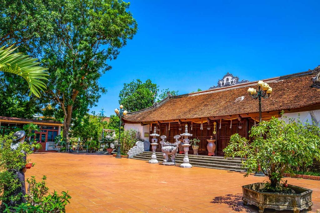 A small courtyard with Tien Te House in Do Temple