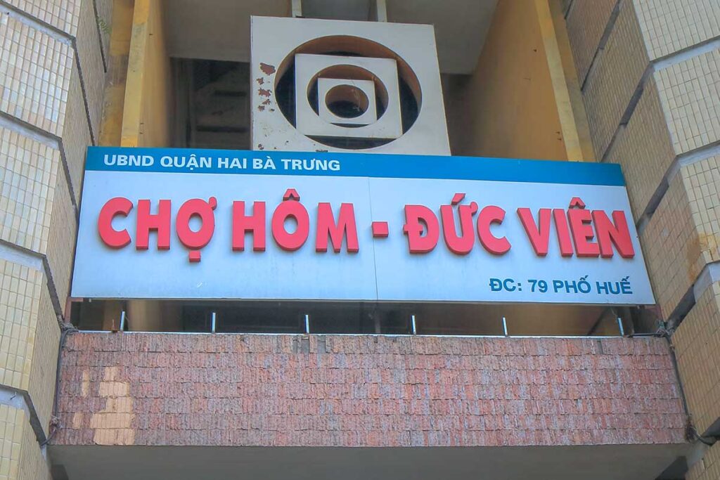 The outside of Hom Market with a big sign "Cho Hom - Duc Vien"