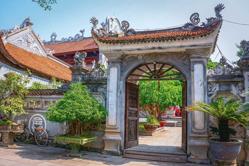 A smaller gate leading to the courtyard of Kiep Bac Temple