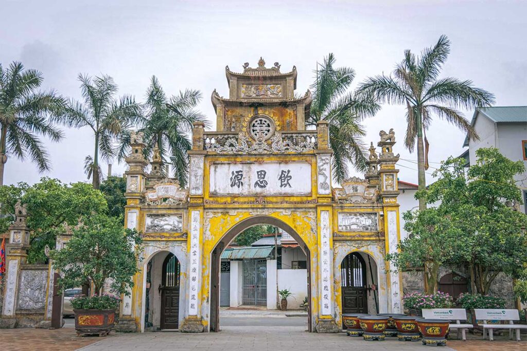 Gate to Kinh Duong Vuong Temple