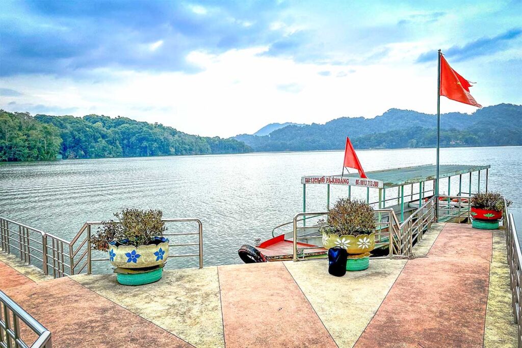 A small dock with a boat in Pa Khoang Lake