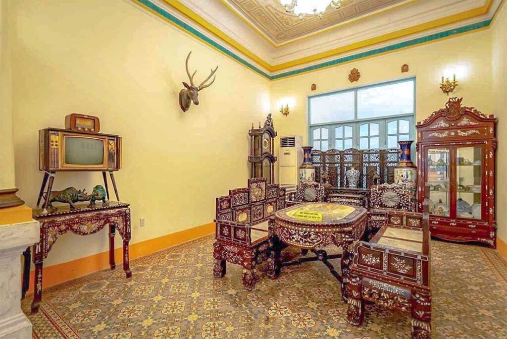 A living area with antique furniture and old television inside Prince of Bac Lieu’s House