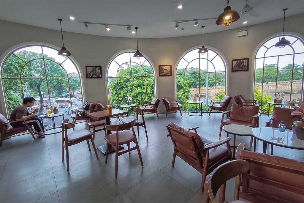 Inside Hoa Xa Café