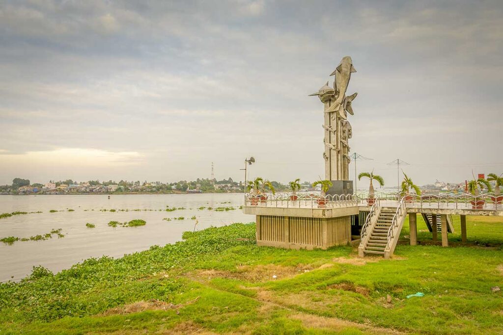 Cá Basa fish statue on Chau Doc’s riverfront park, a local landmark symbolizing the region’s fishing heritage.
