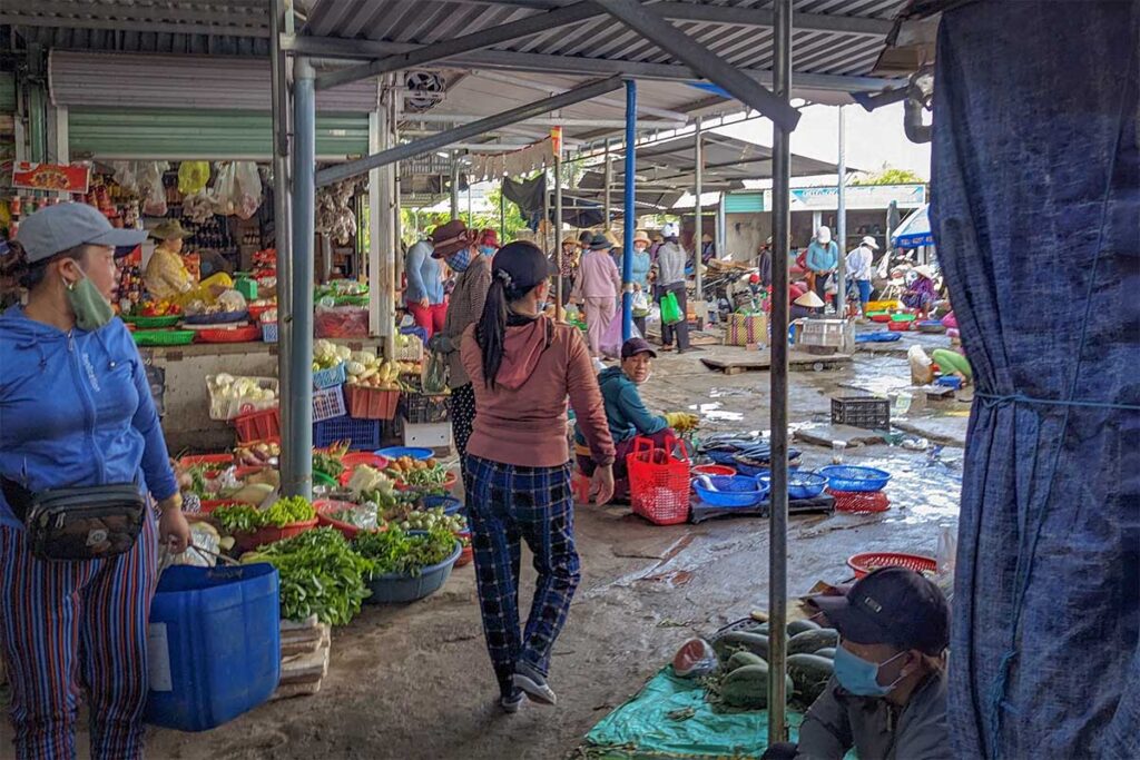 Local market near Long Thuy Beach – Busy market scene with stalls selling vegetables, seafood, and daily essentials, giving a glimpse into everyday life in Phu Yen.