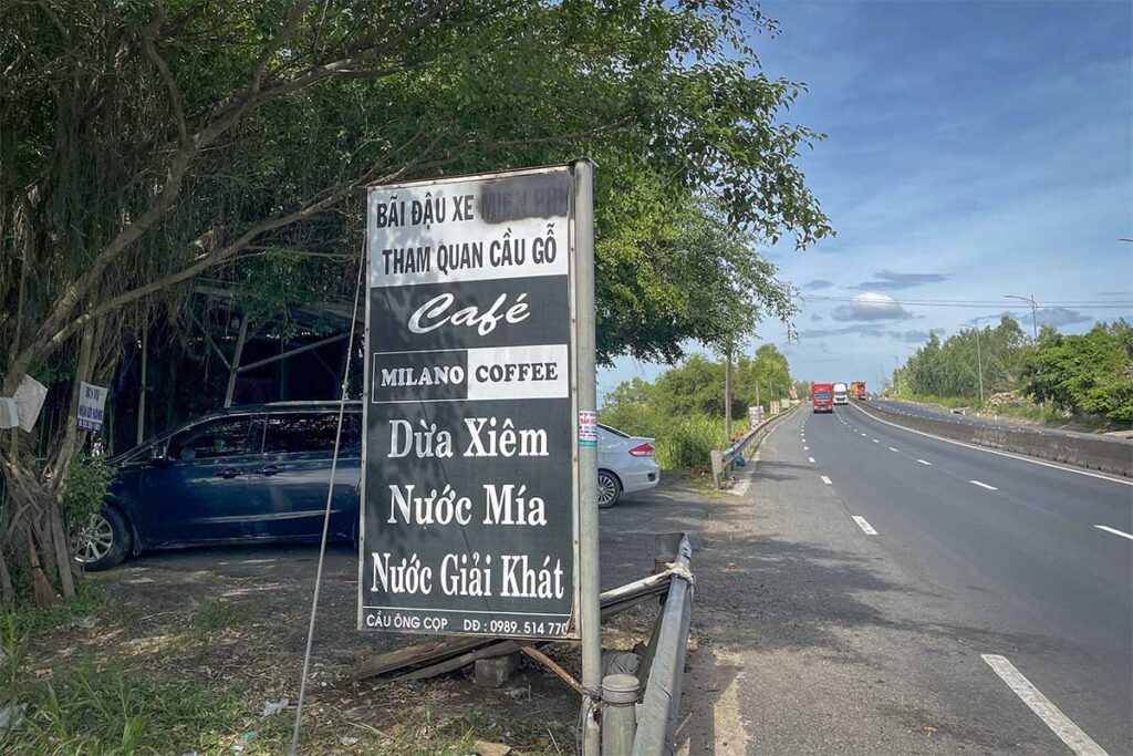 Parking and café near Ong Cop Wooden Bridge along National Highway 1, Phu Yen, Vietnam – a convenient stop before walking across the wooden bridge.