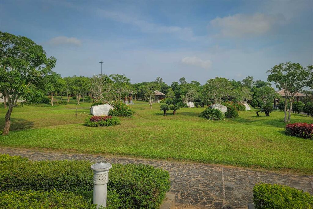 Peaceful landscaped gardens surrounding the Vietnamese Heroic Mother Statue in Tam Ky, offering a quiet space for reflection.