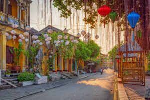 Ancient streets and colorful lanterns in Hoi An at sunset — part of our 7 days Vietnam itinerary exploring Central Vietnam’s culture, beaches, and history.