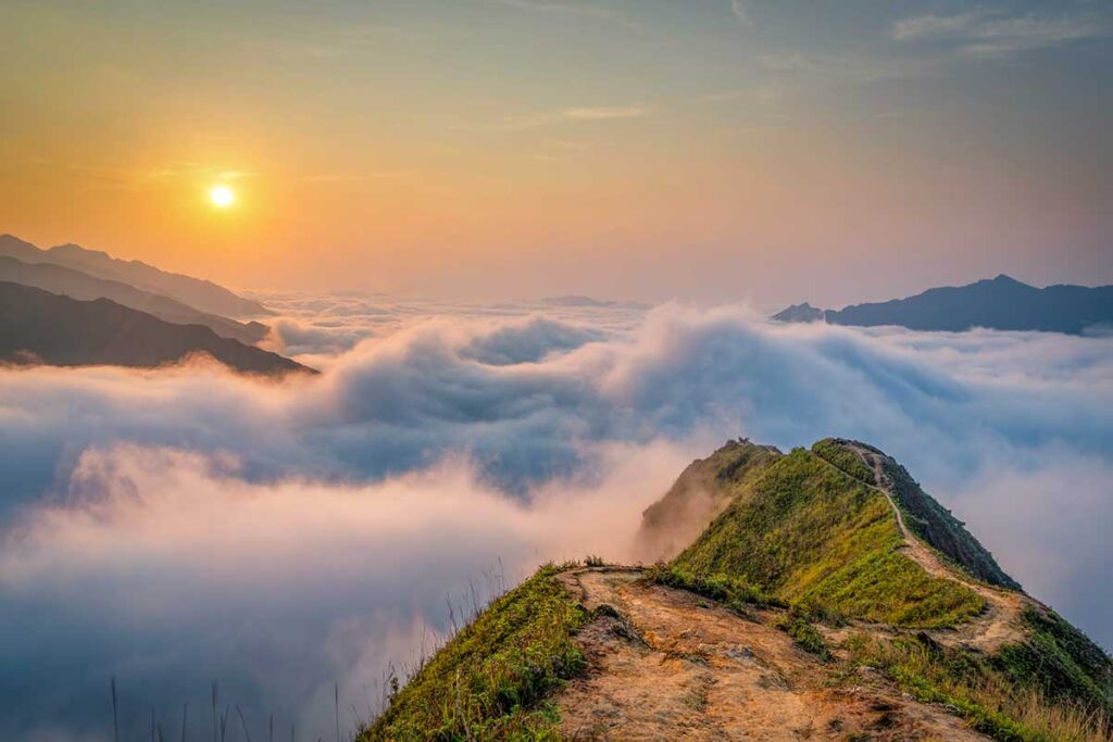 Ta Xua tours with dramatic cloud-hunting views from the ridge at sunrise