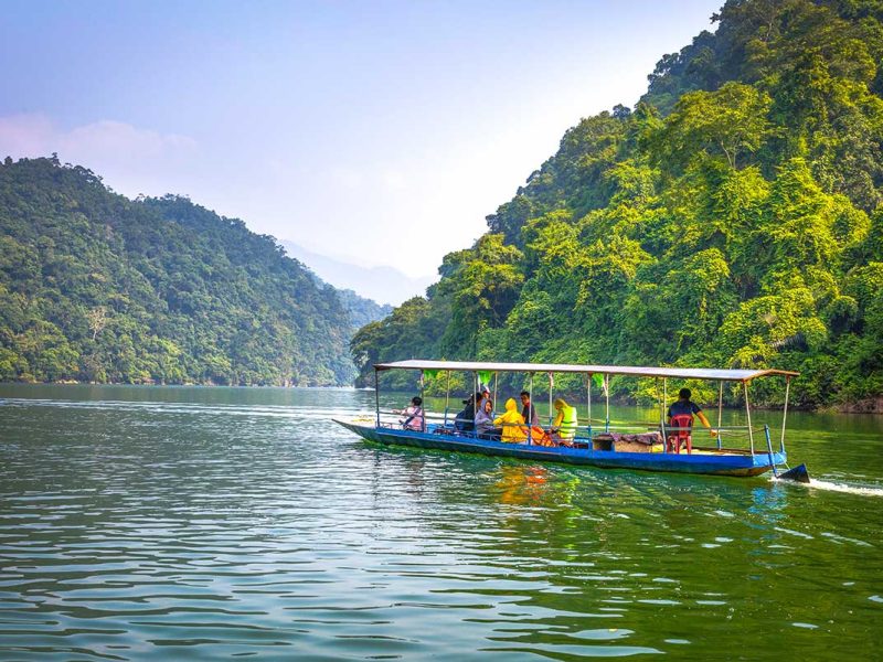 ba be lake boat tour 1 Tourists doing a boat tour over Ba Be Lake