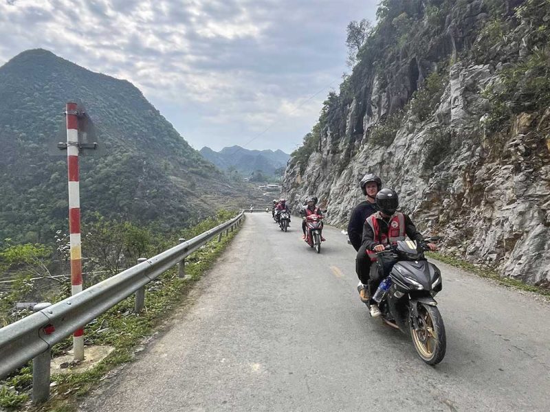 ha giang loop easy rider tour motorbike 8 Group of tourists and Easy Riders riding motorbikes on a scenic Ha Giang Loop route
