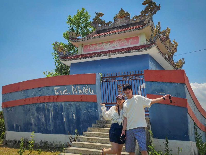 hoi an kayaking cycling tour mangrove countryside 14 Couple posing in front of the Tra Nhieu village gate while cycling through the countryside on the Hoi An tour