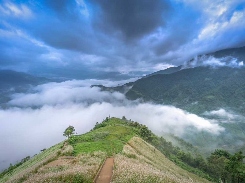khau pha pass clouds 1 Clouds rolling over the mountains at Khau Pha Pass with dramatic Mu Cang Chai scenery