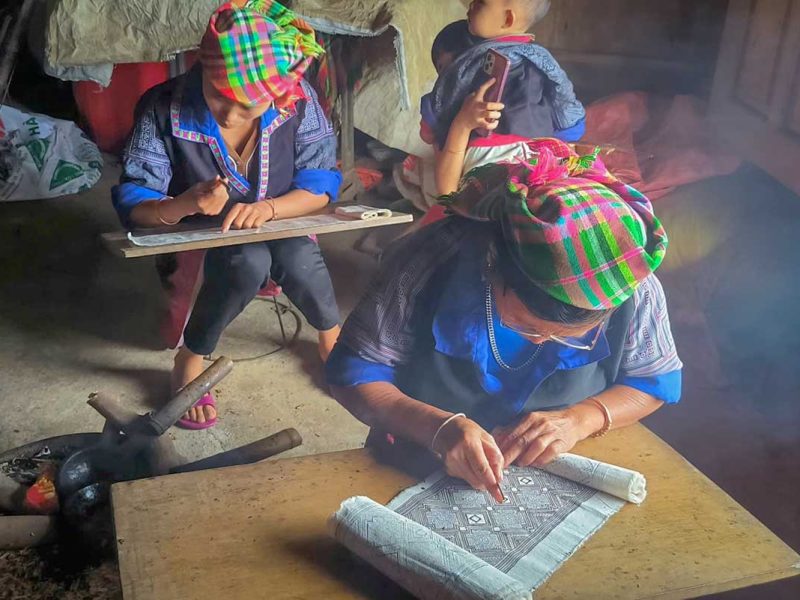 mu cang chai tour batik workshop 1 Mu Cang Chai tour batik workshop with Hmong women creating traditional patterns inside a local home