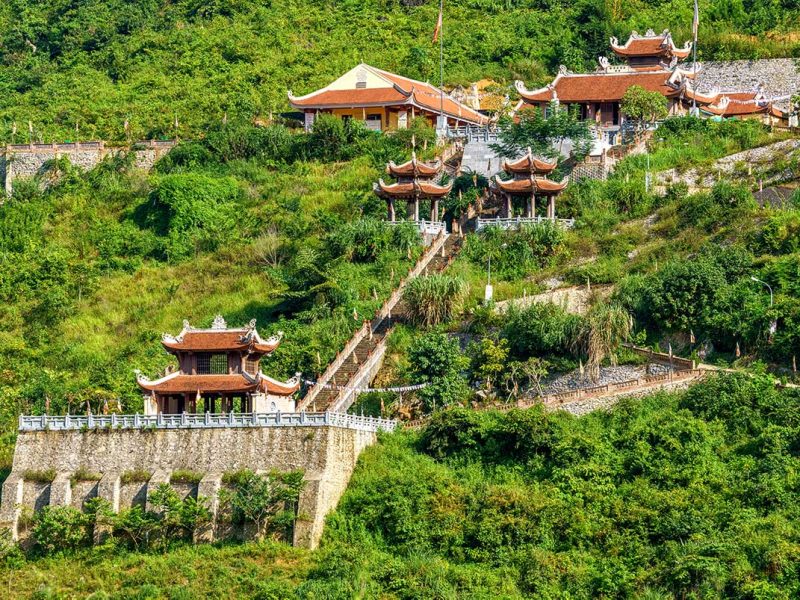 phat tich truc lam ban gioc pagoda 3 Phat Tich Truc Lam Ban Gioc Pagoda build on a steep hill in Cao Bang