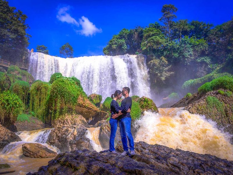 romantic couple dalat waterfall 1 A romantic couple kissing each other in front of the Elephant waterfall in Dalat